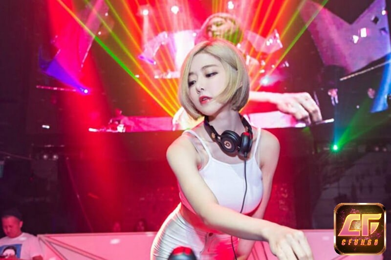 Gái xinh nhảy cực sexy trong bộ đồ bó sát