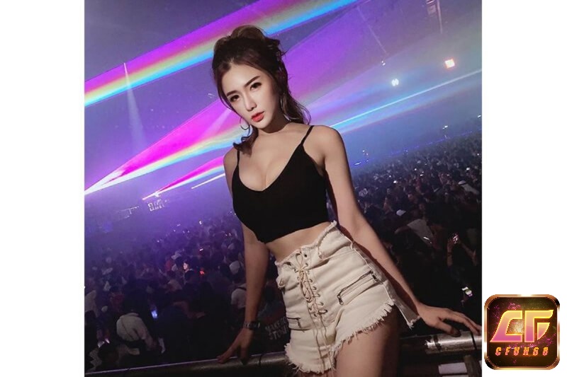 Gai nhay VIP mặc đồ sexy khoe hàng