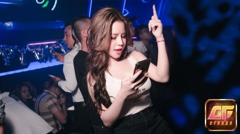 Gái nhảy ăn mặc sexy nhảy trong quán Karaoke